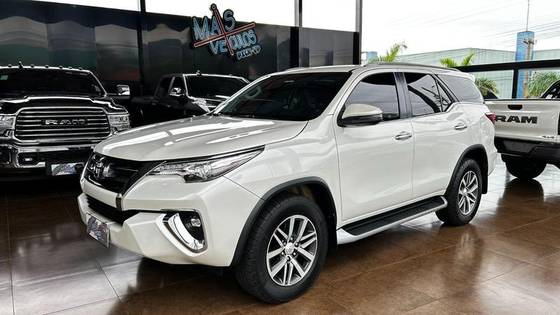 TOYOTA HILUX SW4 2.8 SRX 4X4 7 LUGARES 16V TURBO INTERCOOLER DIESEL 4P AUTOMÁTICO